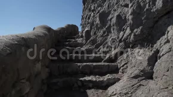爬上石阶视频的预览图
