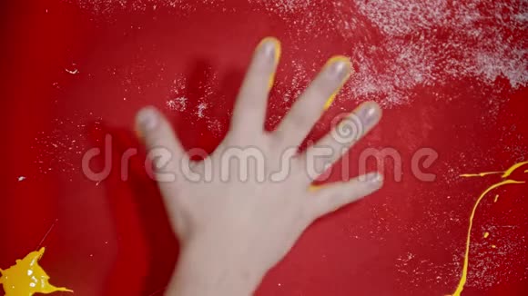 在红墙上涂上一层亮黄色的油漆视频的预览图
