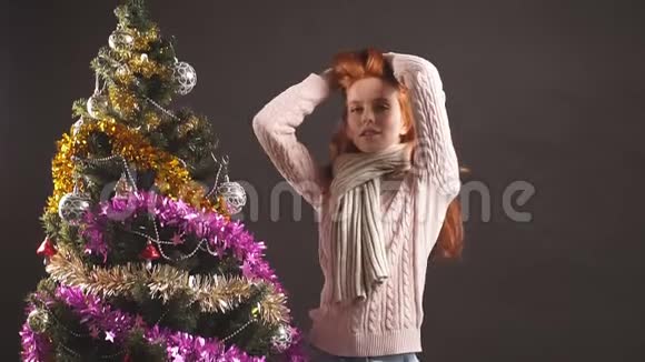 红发女孩在圣诞晚会上跳舞视频的预览图