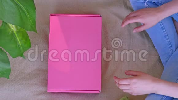 停止运动女人打开粉红色的盒子视频的预览图