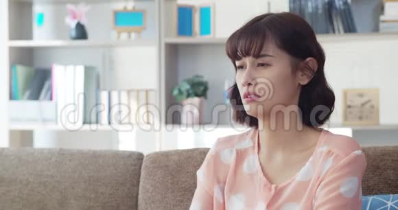 亚洲年轻女子鼻子痒打喷嚏视频的预览图