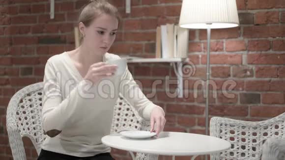 喝咖啡有牙痛的年轻女子视频的预览图