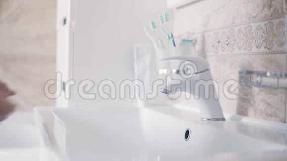 卫生间不用肥皂洗手晨间常规卫生视频的预览图