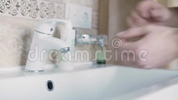 在旅行期间在酒店房间的水龙头下用肥皂和水洗手视频的预览图