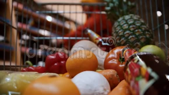 杂货店篮子装满健康食品和葡萄酒的手推车背景是一个男人视频的预览图