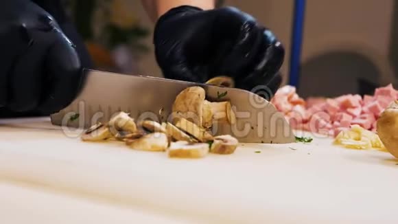用一把大刀在大切割板上切切香姜菇视频的预览图