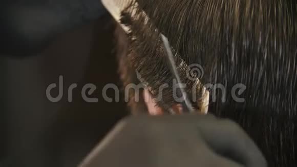 理发师用剪刀和刷子客户的头发放在两边视频的预览图