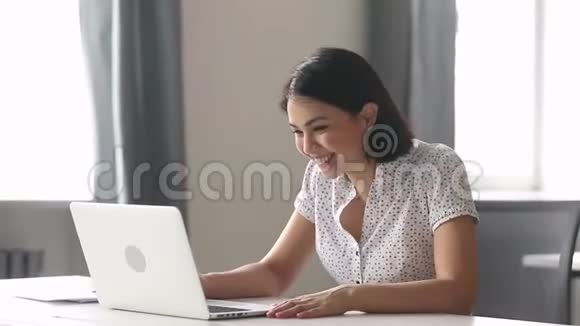 在工作场所进行非正式谈话视频通话的亚洲女雇员视频的预览图