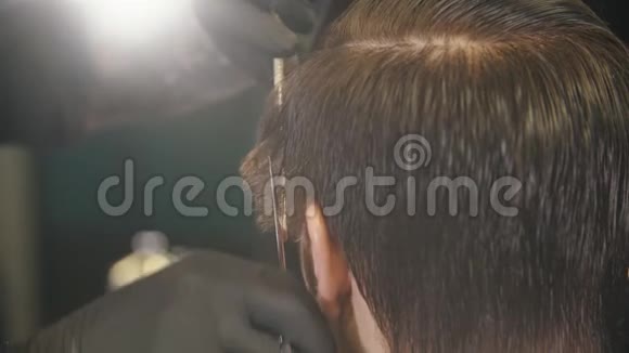 理发师用剪刀剪客户头发的两边视频的预览图