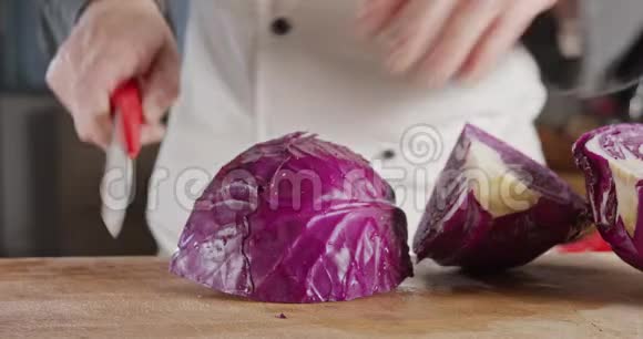一把切红卷心菜的厨师刀慢慢靠近视频的预览图