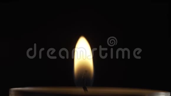用灯芯里的烟吹灭蜡烛的火焰视频的预览图