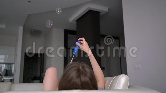 女孩吹肥皂泡起来视频的预览图