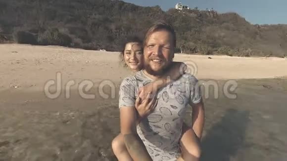 一对恋爱中的情侣在海滩上视频的预览图