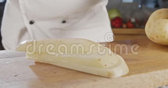 厨师用锋利的大刀切土豆的慢动作视频的预览图