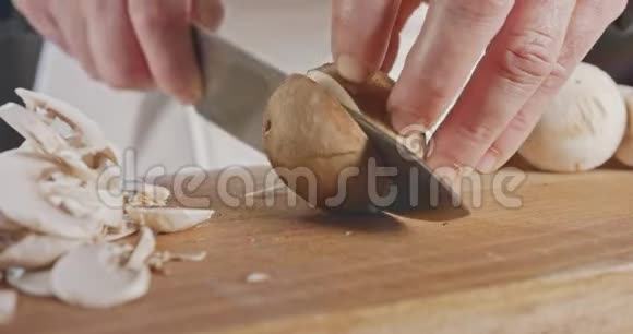 把切香姜菇的厨师刀合上视频的预览图