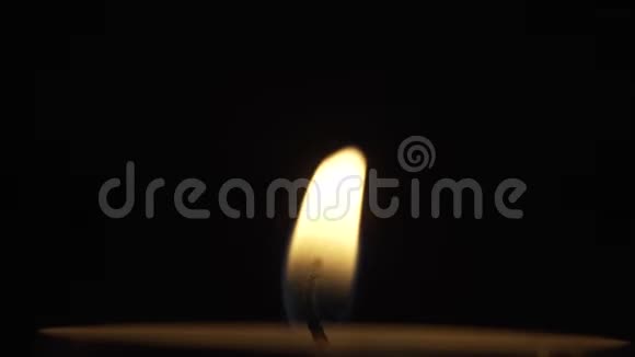 夜晚的蜡烛火焰从风中闪烁视频的预览图