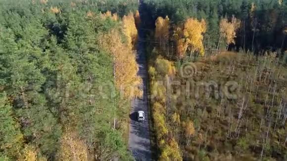 压路机修理和铺路平整田地视频的预览图