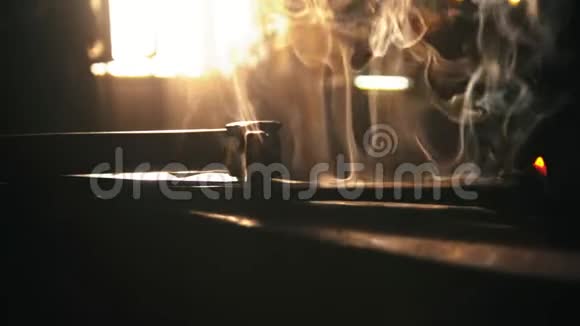 铁砧上放着蒸汽的铁匠乐器从铁砧上下来视频的预览图