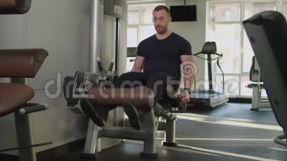 男子在健身房做腿部伸展运动视频的预览图