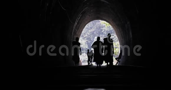 佛教僧侣穿过隧道进入光明的剪影视频的预览图