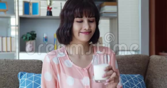 亚洲漂亮的年轻女人喝牛奶快乐视频的预览图
