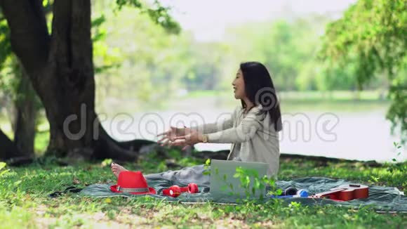 一个可爱的女儿在公园和漂亮的妈妈拥抱视频的预览图