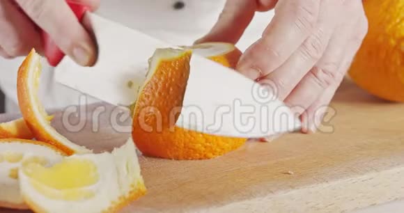 切下一把厨师刀切下一个橘子视频的预览图