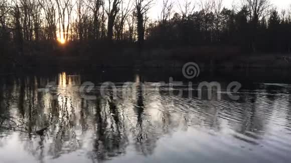 在缓慢漂浮的阿拉尔河日落视频的预览图