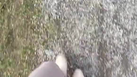 在砾石路上行走的妇女白天穿着绿鞋穿着绿鞋视频的预览图