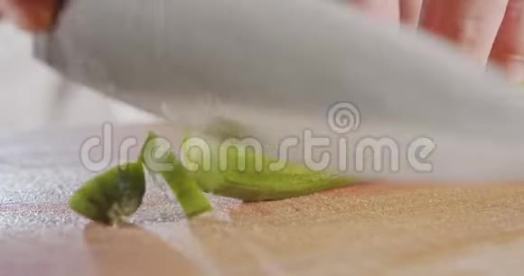 一把切黄瓜的大厨师刀的大镜头视频的预览图