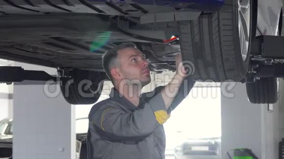 汽车机械师检查越野车悬挂装置的滑射视频的预览图