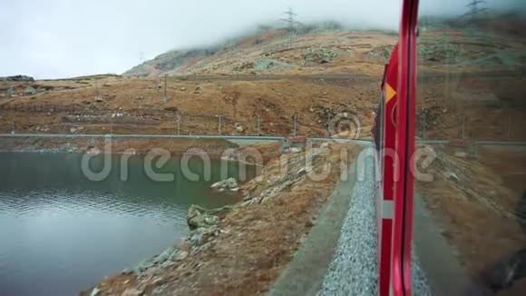 瑞士伯尼纳特快红色老式列车视频的预览图