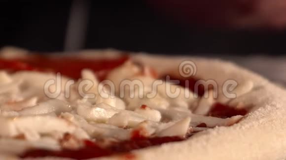 厨师比萨饼师把香肠放在比萨饼上提供新鲜意大利辣香肠披萨视频的预览图