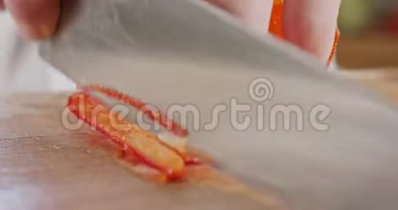 一把切红胡椒的厨师刀的极端宏视频的预览图