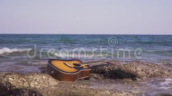 在海边或海边的吉他海水或波浪洗吉他海浪声吉他登陆海洋视频的预览图
