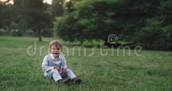 在公园中央一个非常愤怒的男孩在草地上吃着零食他站起来去了某个地方视频的预览图