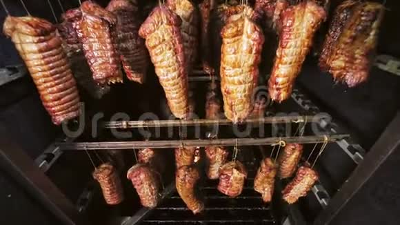 从肉中取出的一片新鲜火腿用木头熏在烤箱里炉中柴火上的健康食品视频的预览图