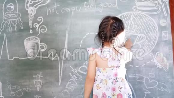 可爱的小女孩指着黑板上画的画视频的预览图