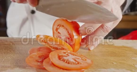 慢动作接近厨师刀切番茄视频的预览图