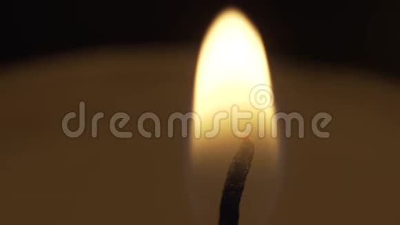 蜡烛燃烧的灯芯非常接近视频的预览图