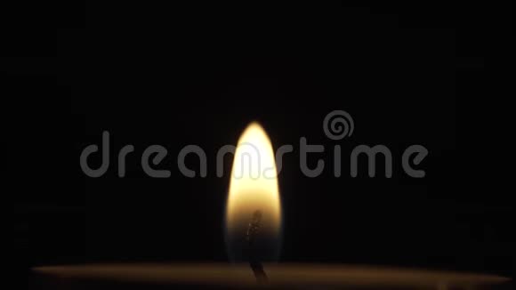 孤独而安静的烛光在黑暗中视频的预览图