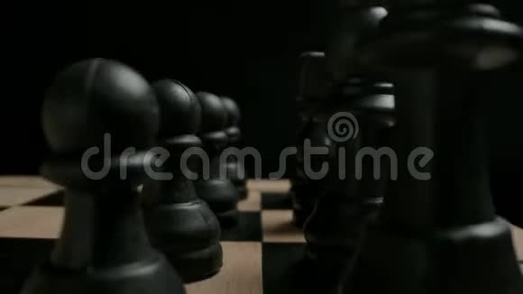 黑棋人物在开始位置准备游戏概念视频的预览图