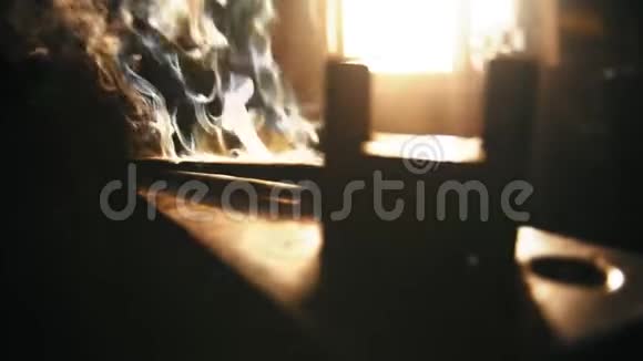 一个铁匠的乐器躺在被火焰覆盖的铁砧上视频的预览图