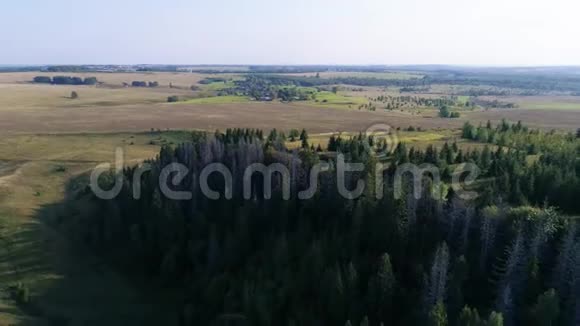 乡村上空的全景森林和丘陵之间的山谷视频的预览图