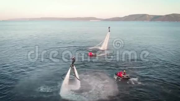 欢快的雄性飞艇在海面上飞行白天在空中摆摆姿势进行体育活动视频的预览图
