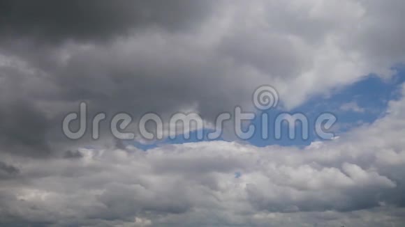 白云在天空中航行加速的视频视频的预览图