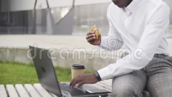 非洲商人在午餐时使用笔记本电脑视频的预览图