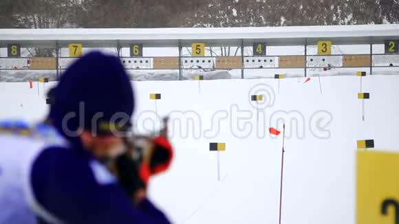 滑雪者向目标射击滑雪者参加了冬季两项比赛站在那里瞄准目标射击视频的预览图