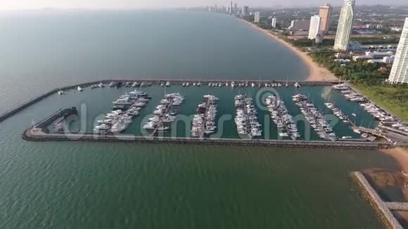 泰国芭堤雅的豪华港口从上面看到的视频的预览图
