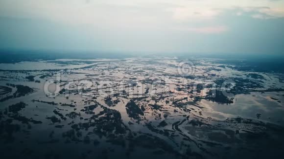 在日出之前冰冷的河水年度洪水视频的预览图